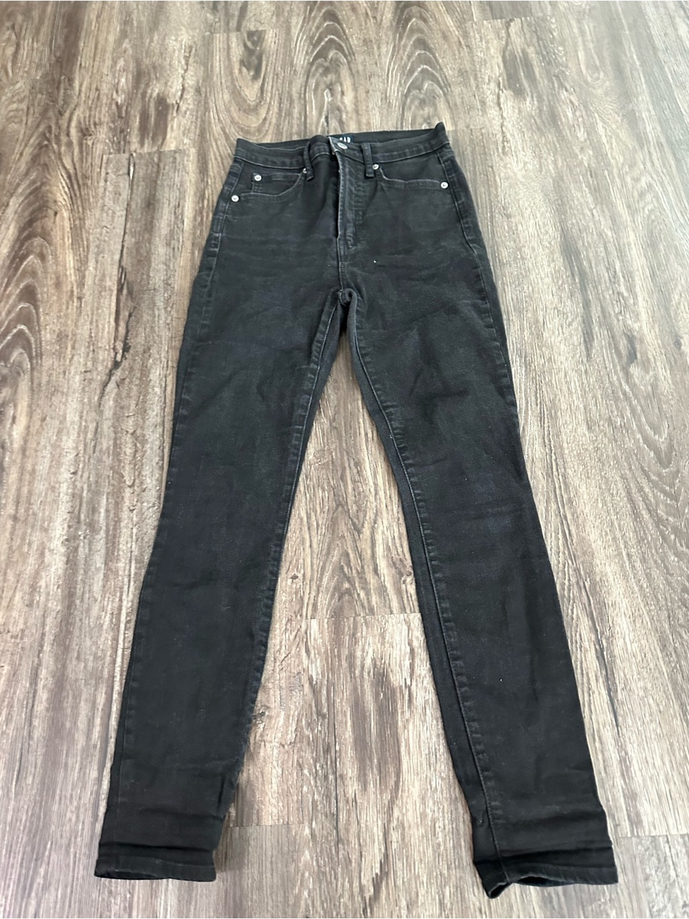 GAP women’s Skinny Jeans in Black
